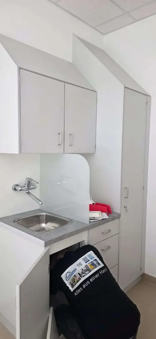 Teeküche mit Waschbecken und Schränken